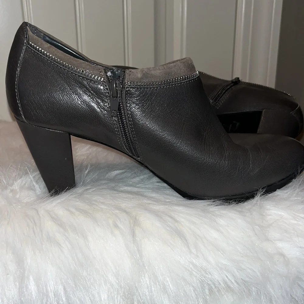 Anne Klein Dalayne Dark Grey Leather Ankle Booties Sz 8 y2K Zipper Detail